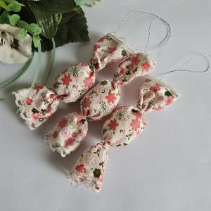 Rózsaszín virág mintás textil szaloncukor karácsonyfadísz, karácsonyi dekoráció