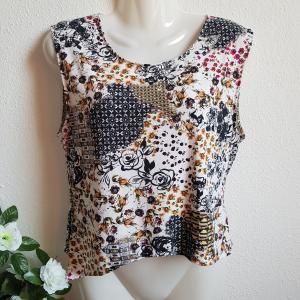 S-es egyedi készítésű, virágmintás aszimmetrikus crop top, ujjatlan haspóló