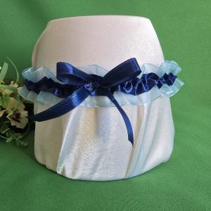 Sötétkék szalagos-masnis, világoskék organza menyasszonyi harisnyakötő, combcsipke