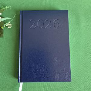 Sötétkék színű A5-ös méretű, 2026-os határidőnapló, naptár téphető sarokkal