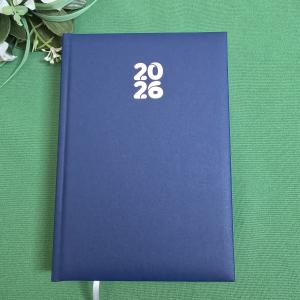 Sötétkék színű A5-ös méretű, 2026-os határidőnapló, naptár téphető sarokkal - Dayliner agenda Pannon