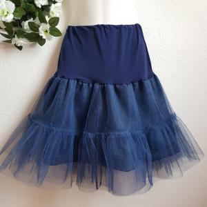 Sötétkék színű, csípőre simuló, 4 rétegű, fodros alsószoknya