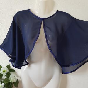 Sötétkék színű, szatén szegélyes muszlin pelerin, válltakaró