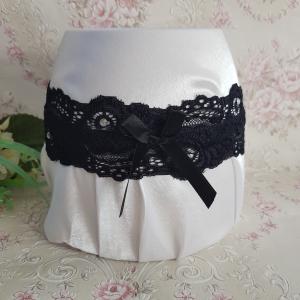 Strasszköves, fekete csipkés, fekete masnis menyasszonyi harisnyakötő, combcsipke