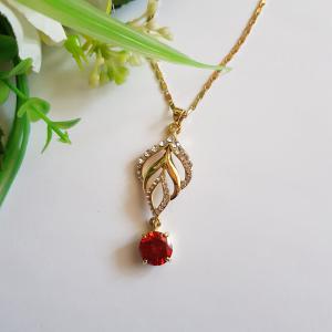 Strasszköves levél alakú medálos nyaklánc