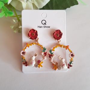 Strasszköves, színes tűzzománcos nyuszis, virágos húsvéti fülbevaló