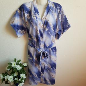 Színátmenetes kék színű, fehér virágmintás köntös – kb. XL-es