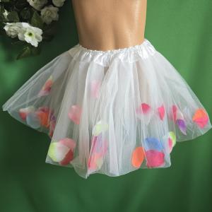Színes virágszirmokkal díszített gyerek tüll szoknya