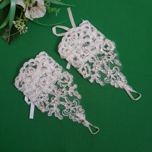 Törtfehér, strasszköves, flitteres ujjra akasztható menyasszonyi csipke kesztyű