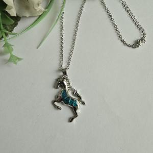 Türkizkék, glitteres tűzzománcos ágaskodó ló medálos nyaklánc