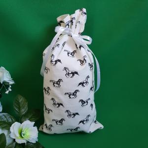 Vágtató ló mintás mikulás zsák, textil ajándéktasak