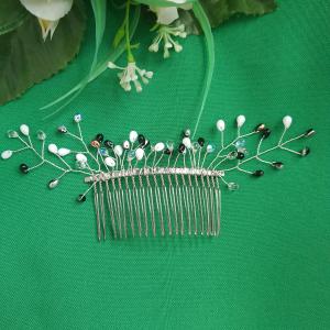 Vegyes színű, csepp alakú gyöngyös alkalmi hajfésű, drótos hajdísz