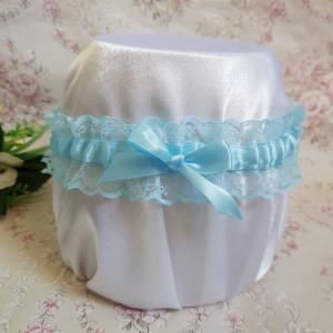 Világoskék csipkés, világoskék masnis menyasszonyi harisnyakötő, combcsipke