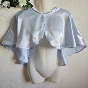 Világoskék színű, szatén szegélyes szatén pelerin, válltakaró