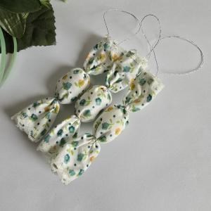 Virág mintás textil szaloncukor, karácsonyfadísz, karácsonyi dekoráció