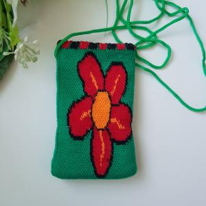 Virág mintás, zöld színű, retro textil telefontok nyakba akasztható zsinórral