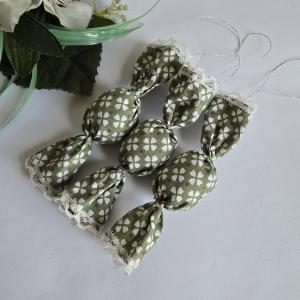 Zöld alapon fehér lóhere mintás textil szaloncukor karácsonyfadísz, karácsonyi dekoráció