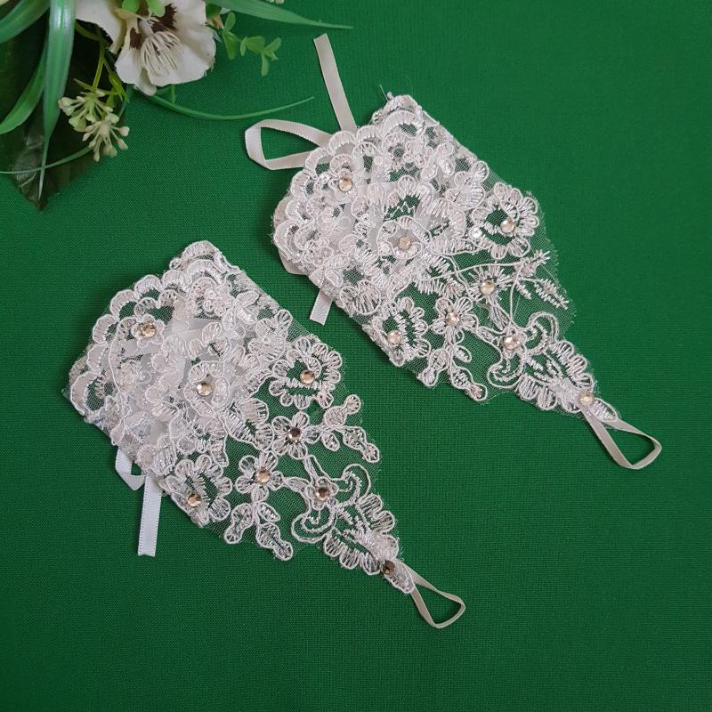 Törtfehér, strasszköves, flitteres ujjra akasztható menyasszonyi csipke kesztyű