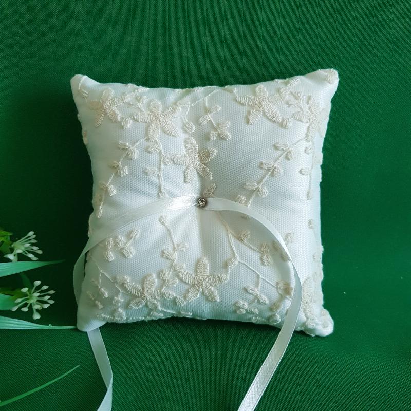 Törtfehér színű hímzett gyűrűpárna