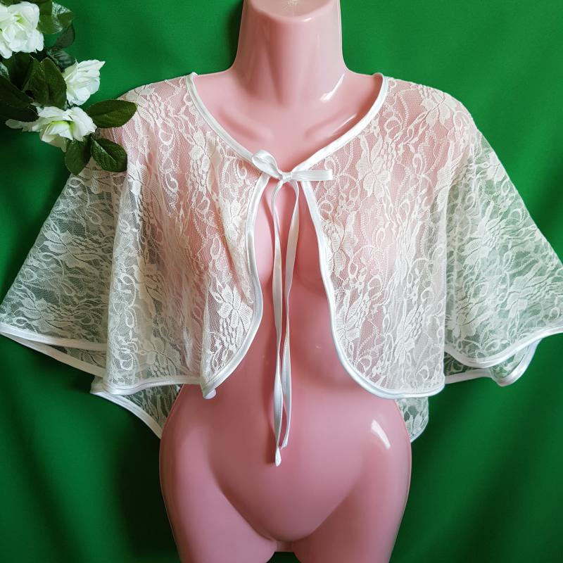 Törtfehér színű, szatén szegélyes csipke pelerin, menyasszonyi pelerin, válltakaró