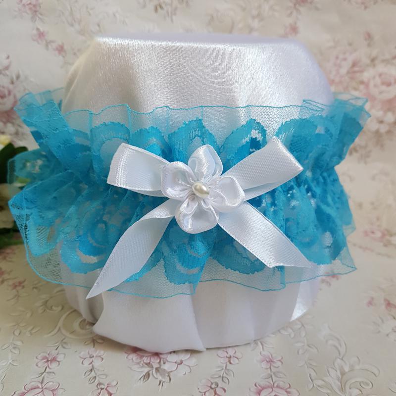 Türkizkék csipkés, fehér masnis-virágos menyasszonyi harisnyakötő, combcsipke