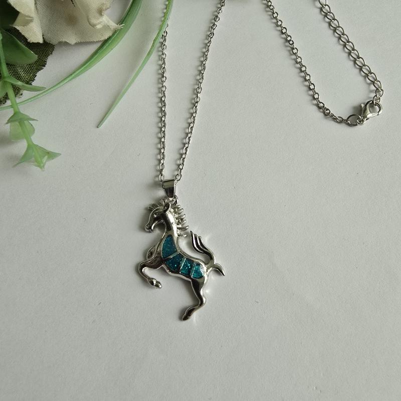 Türkizkék, glitteres tűzzománcos ágaskodó ló medálos nyaklánc