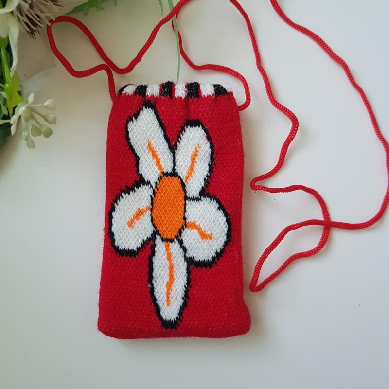 Virág mintás, piros színű, retro textil telefontok nyakba akasztható zsinórral
