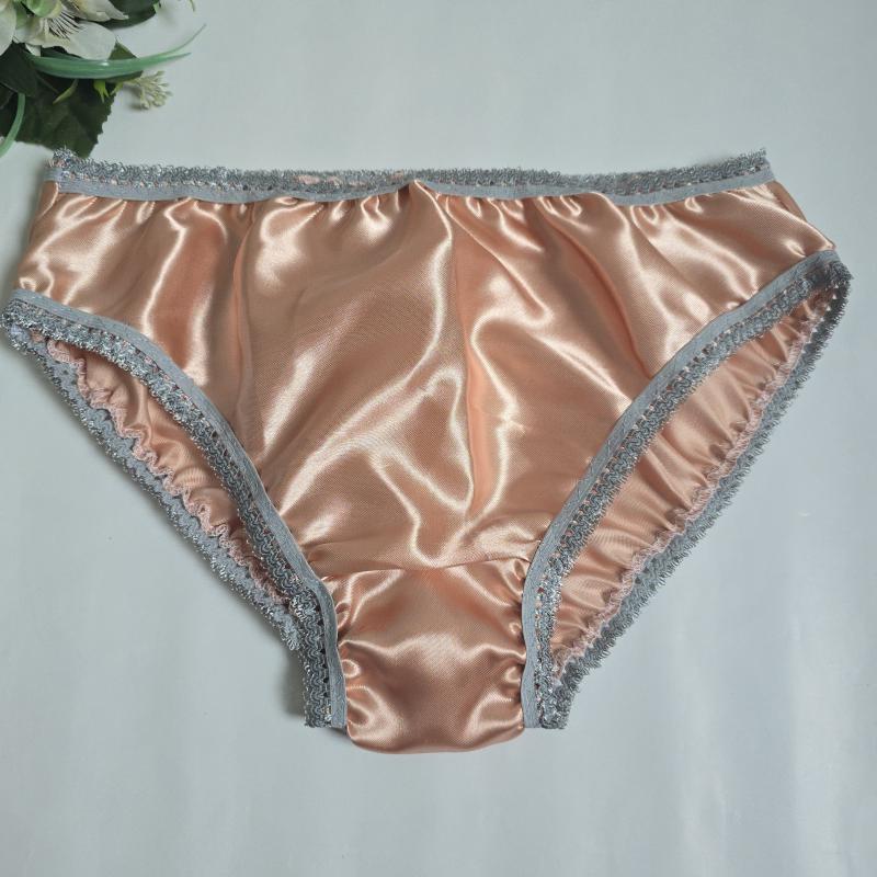 XL-es / 50-es Hagyományos fazonú szatén bugyi – púder-szürke