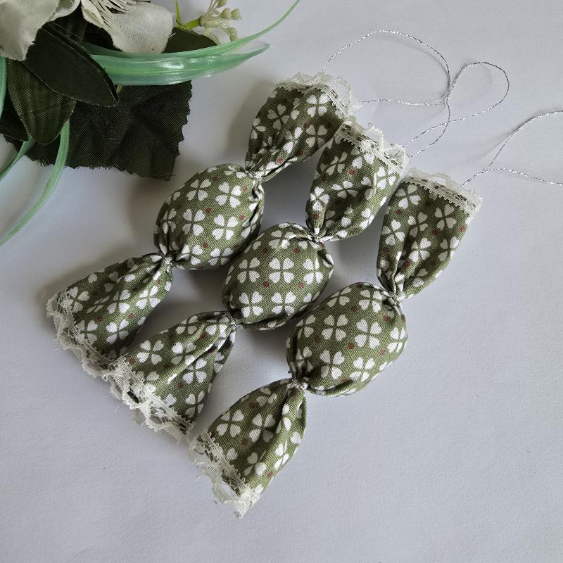 Zöld alapon fehér lóhere mintás textil szaloncukor karácsonyfadísz, karácsonyi dekoráció