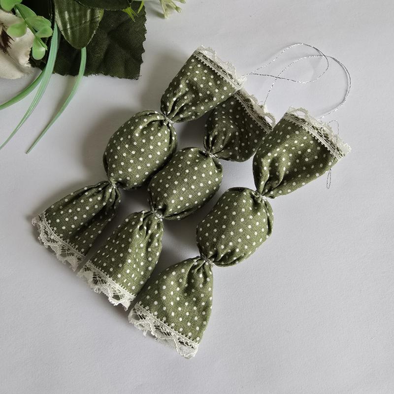 Zöld alapon fehér pöttyös textil szaloncukor karácsonyfadísz, karácsonyi dekoráció