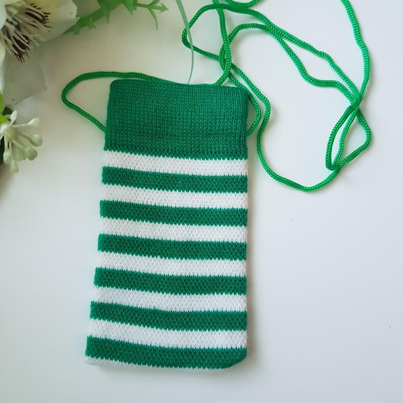 Zöld-fehér csíkos, retro textil telefontok nyakba akasztható zsinórral