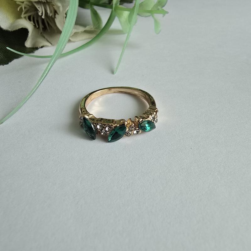 Zöld-fehér strasszköves gyűrű