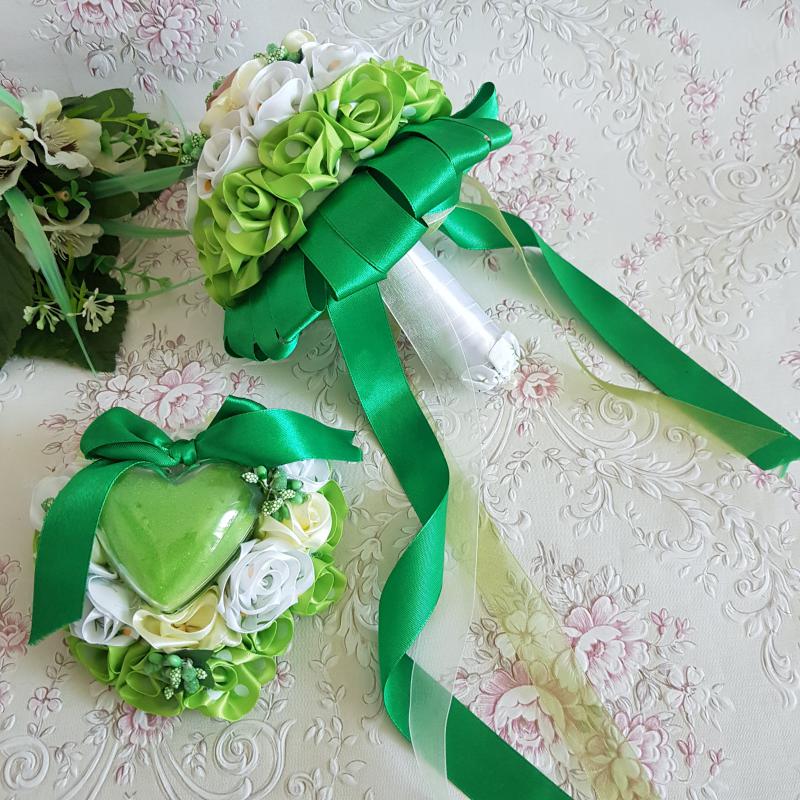 Zöld-krém-fehér színű szatén menyasszonyi örökcsokor és gyűrűtartó szett