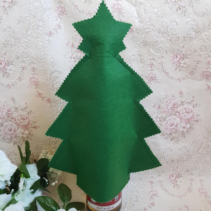 Zöld színű karácsonyfa alakú ajándék csomagolás borosüvegre