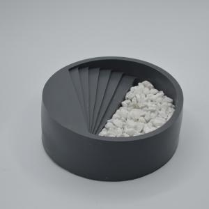Különleges kegyeleti dísz kézzel készített és festett ( antracit színű ) beton dekorációs kaspó, mécsestartó.