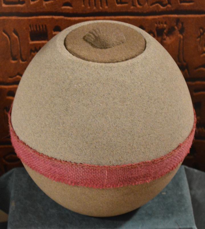 Lebomló bio gömb urna kagylós tetővel