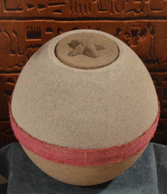 Lebomló egyedi bio gömb urna csillagos tetővel