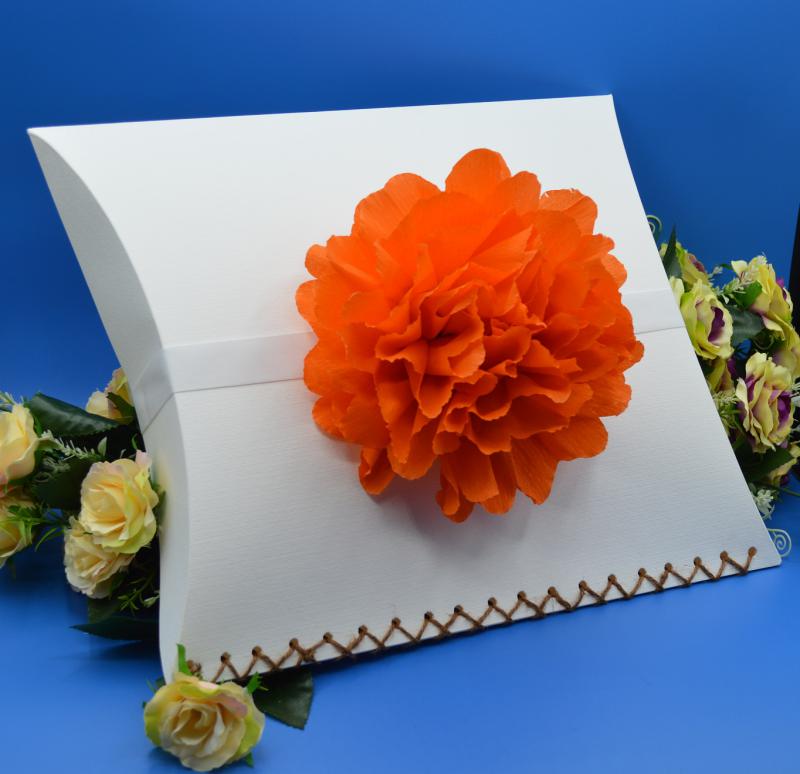 Lebomló urna szórópárna - fehér színben barack színű virág