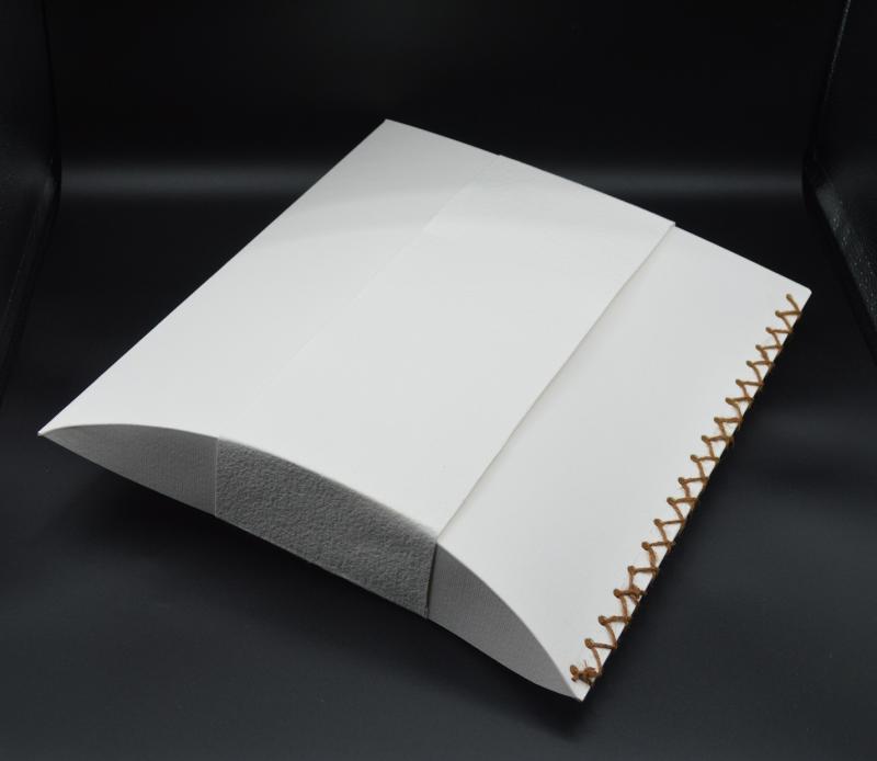 Lebomló urna szórópárna - környezetbarát fehér színbe pántos