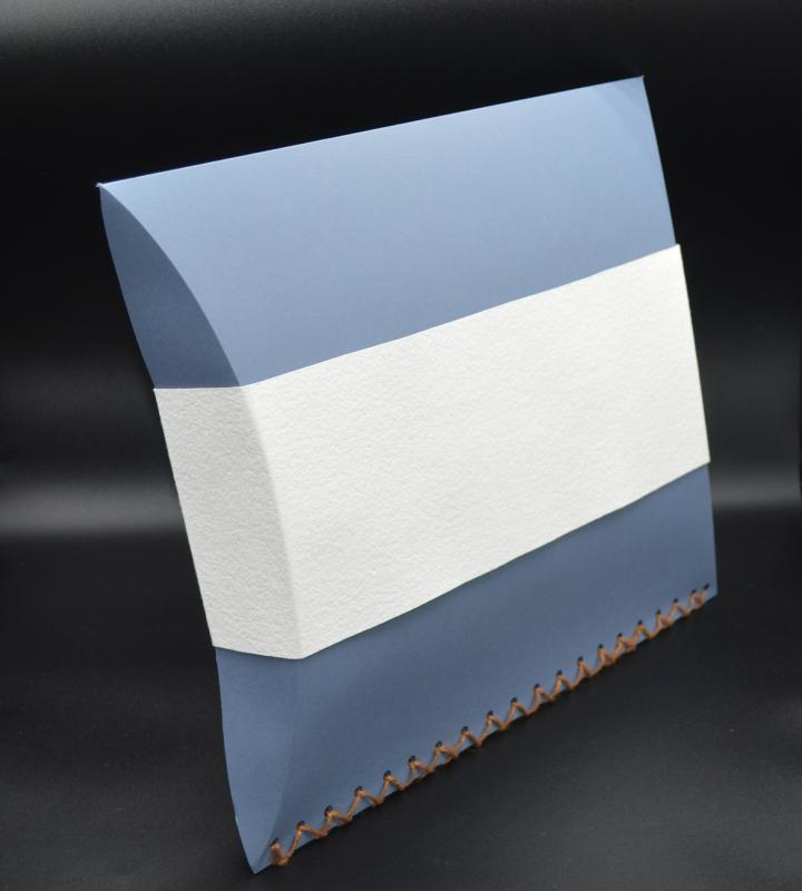 Lebomló urna szórópárna - levendula kék színbe pántos