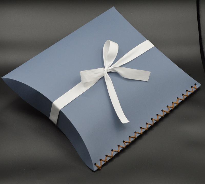 Lebomló urna szórópárna - Levendula színben fehér szalag