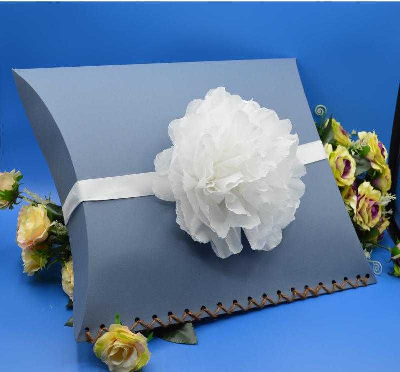 Lebomló urna szórópárna - Levendula színben fehér virággal