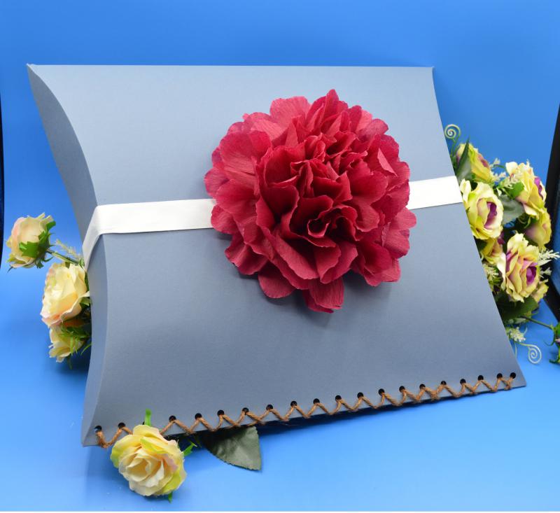 Lebomló urna szórópárna - Levendula színben vörös színű virággal