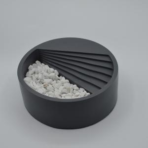 Különleges kegyeleti dísz kézzel készített és festett ( antracit színű ) beton dekorációs kaspó, mécsestartó.