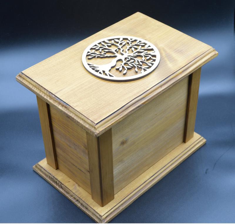 Tömör fa urna dió színben, életfa szimbólummal urnakoporsó