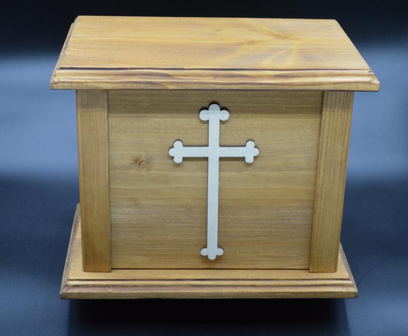 Tömör fa urna dió színben, kereszt szimbólummal urnakoporsó