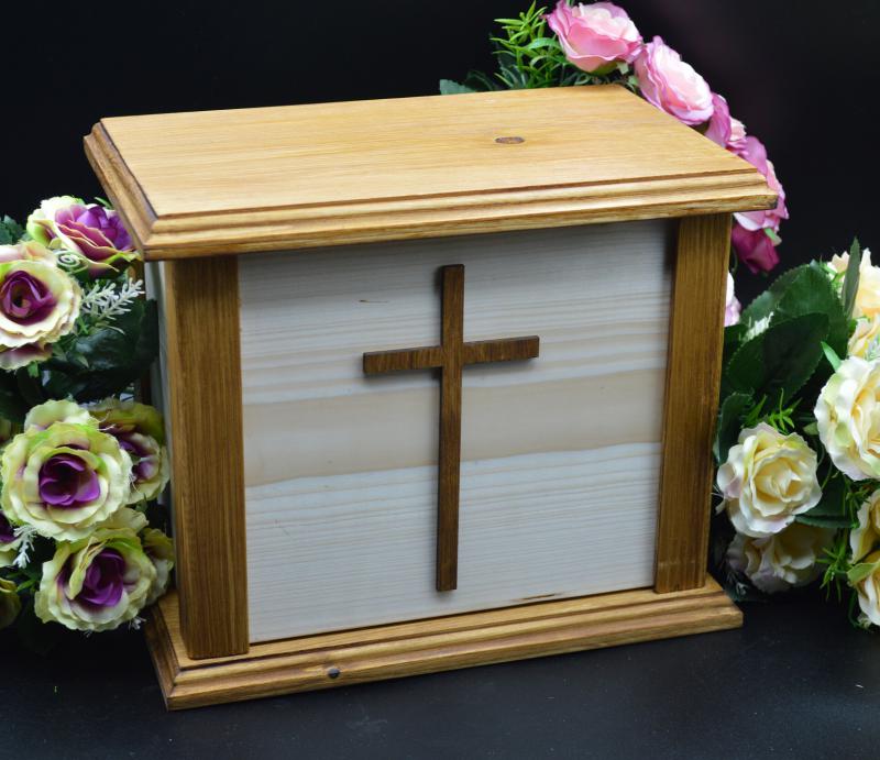 Tömör fa urna, dísz urnakoporsó dió színben, kereszt minta