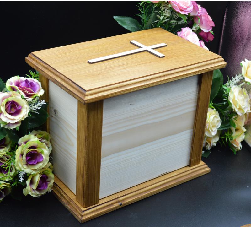 Tömör fa urna, dísz urnakoporsó dió színben, kereszt mintával