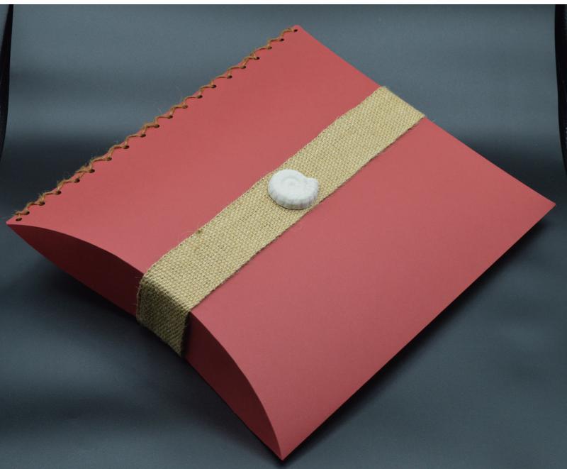 Urna szóró párna - cseresznye színben fehér csigás