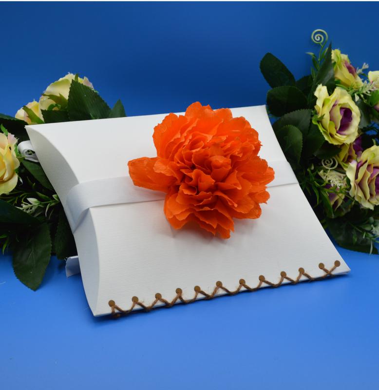 Urna szórópárna - fehér kis méret barack színű virággal